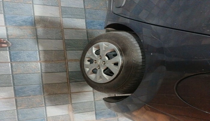 2015 Hyundai Grand i10 SPORTZ 1.1 CRDI, Diesel, Manual, 1,77,087 km, tyre