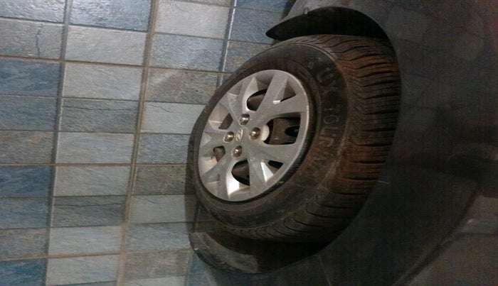 2015 Hyundai Grand i10 SPORTZ 1.1 CRDI, Diesel, Manual, 1,77,087 km, tyre