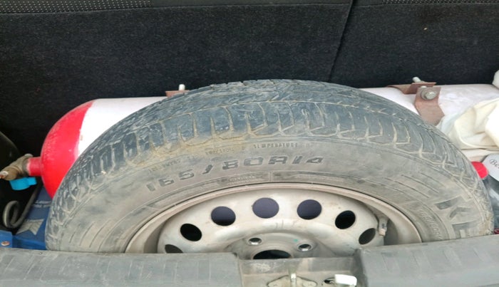 2017 Maruti Swift LXI (O), CNG, Manual, 1,00,236 km, tyre