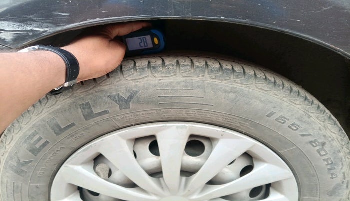 2017 Maruti Swift LXI (O), CNG, Manual, 1,00,236 km, tyre