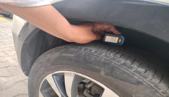 2017 Maruti S Cross ALPHA 1.3, Diesel, Manual, 1,24,786 km, tyre