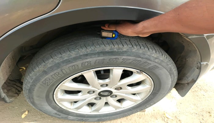 2017 Mahindra XUV500 W10, Diesel, Manual, 2,66,120 km, tyre