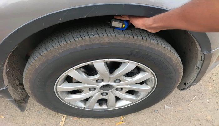 2017 Mahindra XUV500 W10, Diesel, Manual, 2,66,120 km, tyre