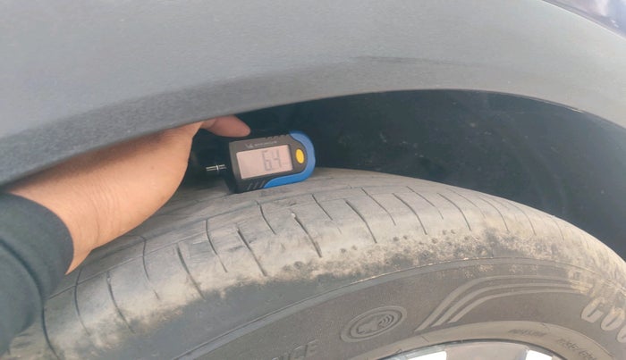 2025 Mahindra XUV700 AX 7 P AT 7 STR, Petrol, Automatic, 6,769 km, tyre