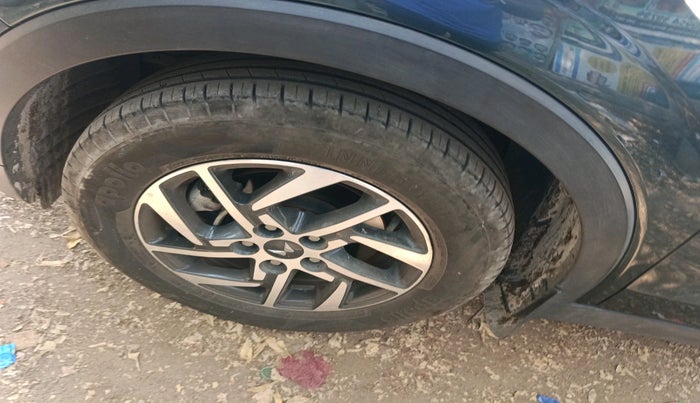 2023 Mahindra XUV300 W6 1.5 DIESEL AMT, Diesel, Automatic, 14,955 km, tyre