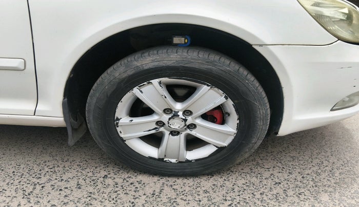 2010 Skoda Laura AMBIENTE 2.0 TDI CR MT, Diesel, Manual, 1,30,465 km, tyre