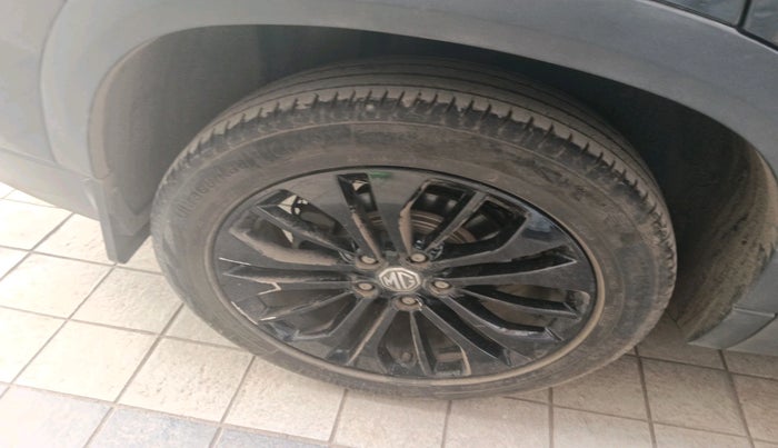 2021 MG HECTOR PLUS SHARP 1.5 PETROL TURBO HYBRID MT 6-STR, Petrol, Manual, 21,920 km, tyre