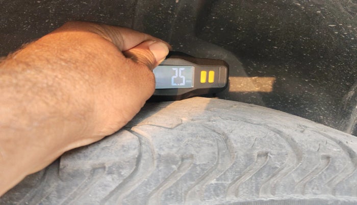 2017 Mahindra TUV300 T8 AMT, Diesel, Automatic, 1,00,290 km, tyre