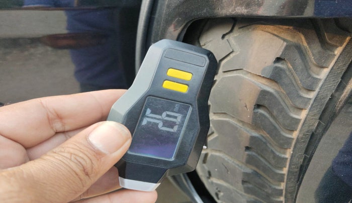 2017 Mahindra TUV300 T8 AMT, Diesel, Automatic, 1,00,290 km, tyre