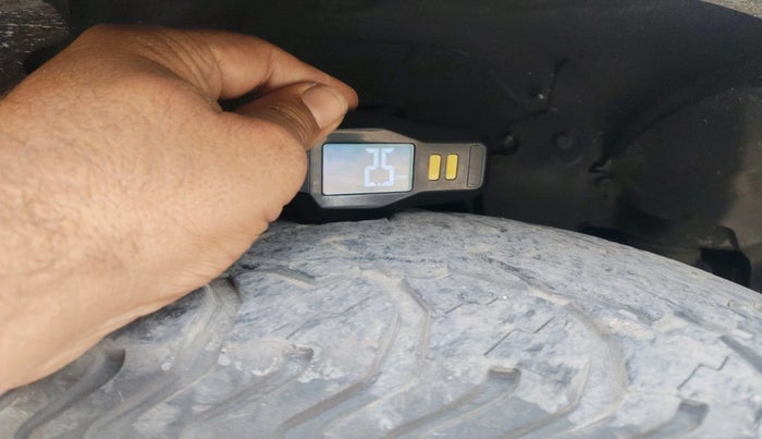 2017 Mahindra TUV300 T8 AMT, Diesel, Automatic, 1,00,290 km, tyre