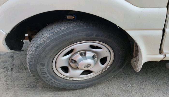 2011 Tata Safari 4X2 EX DICOR 2.2 VTT, Diesel, Manual, 1,04,631 km, tyre