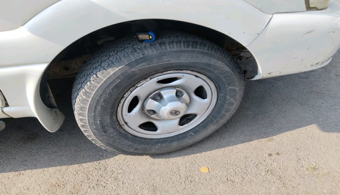 2011 Tata Safari 4X2 EX DICOR 2.2 VTT, Diesel, Manual, 1,04,631 km, tyre