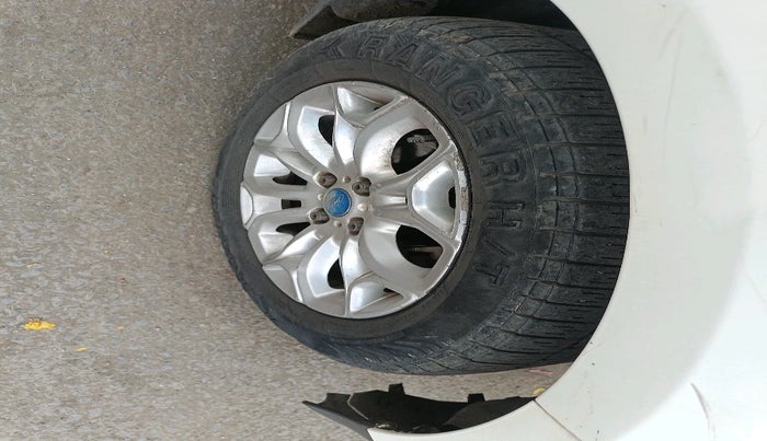 2015 Ford Ecosport TITANIUM 1.5L DIESEL, Diesel, Manual, 3,32,469 km, tyre