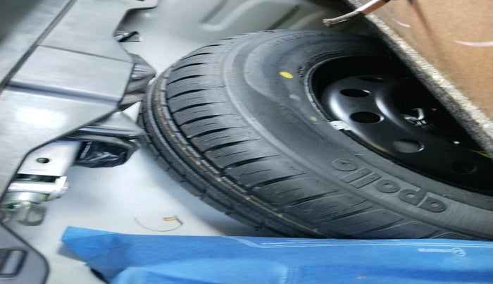 2024 Maruti Dzire ZXI CNG, CNG, Manual, 42,777 km, tyre