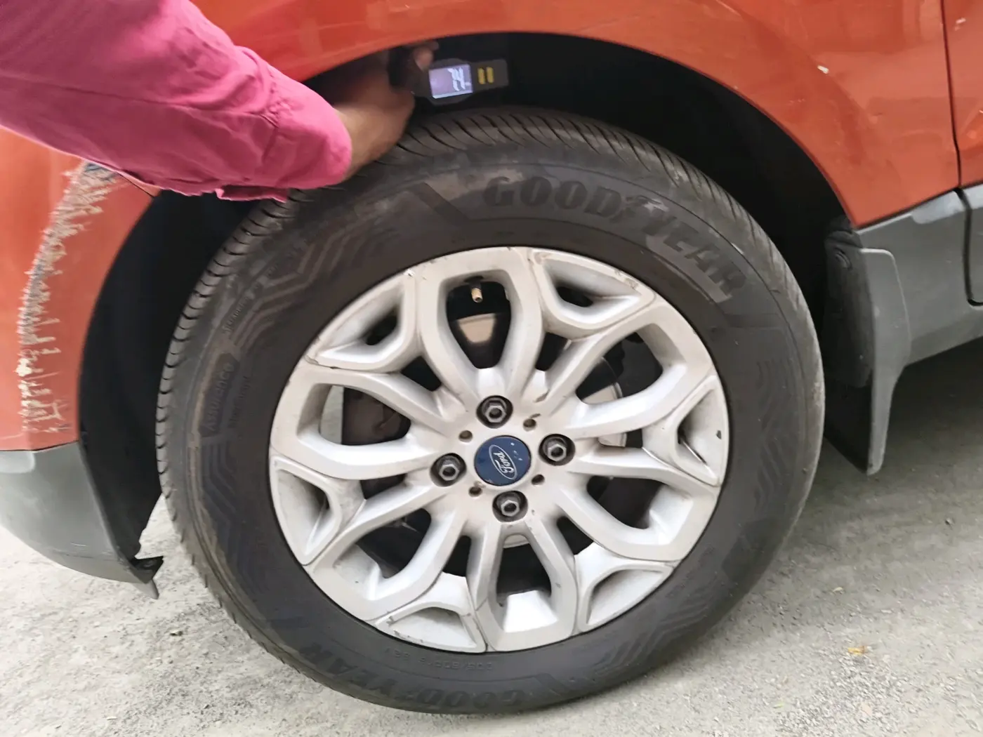 2015 Ford Ecosport TITANIUM 1.5L PETROL AT, Petrol, Automatic, 1,01,336 km, tyre