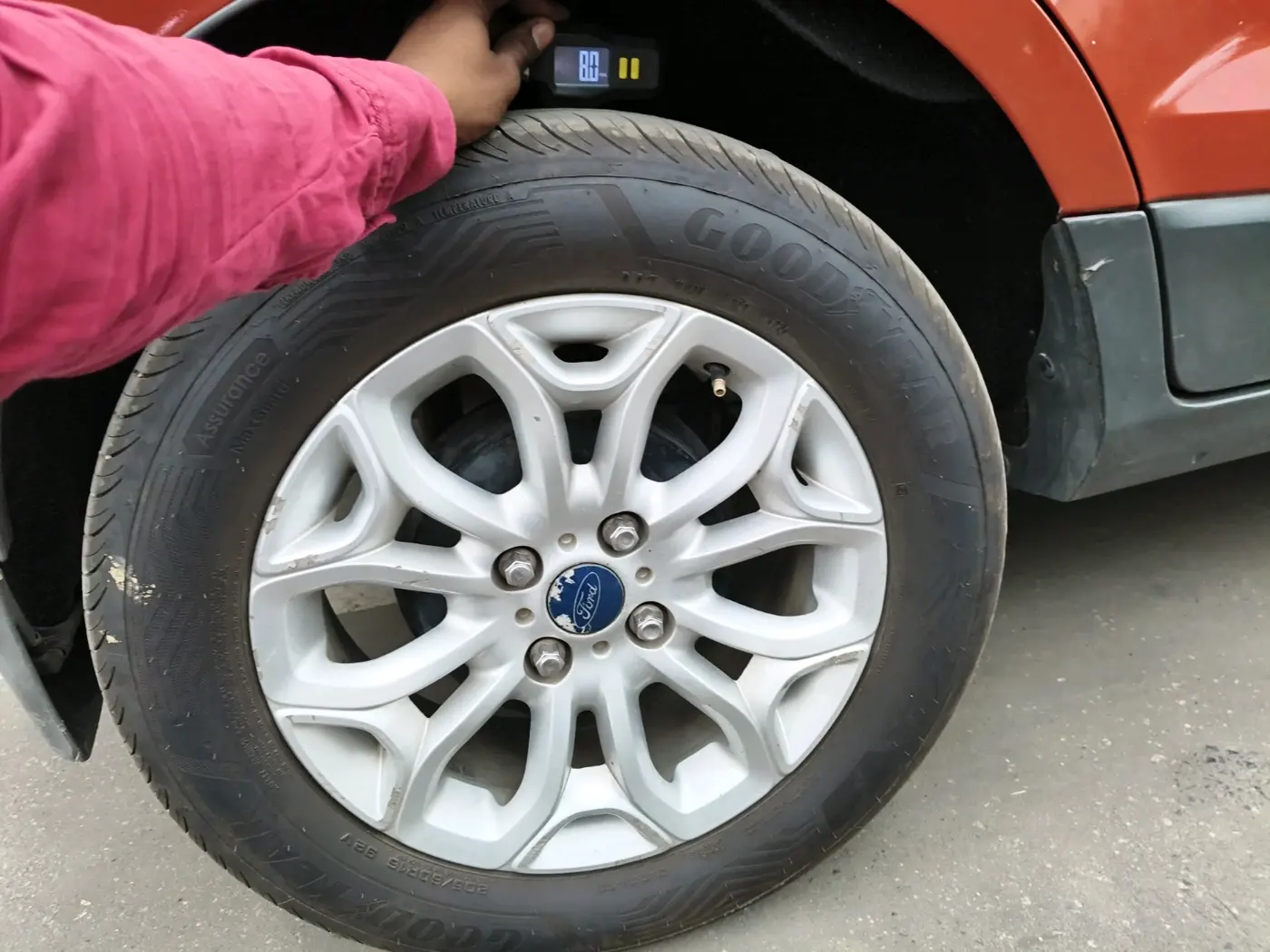2015 Ford Ecosport TITANIUM 1.5L PETROL AT, Petrol, Automatic, 1,01,336 km, tyre