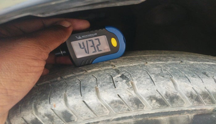 2012 Skoda Rapid AMBITION 1.6 TDI CR MT, Diesel, Manual, 3,86,744 km, tyre