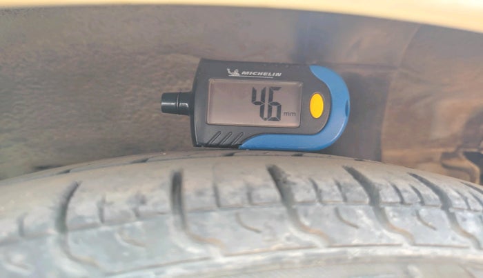 2013 Hyundai Eon ERA +, CNG, Manual, 1,53,293 km, tyre