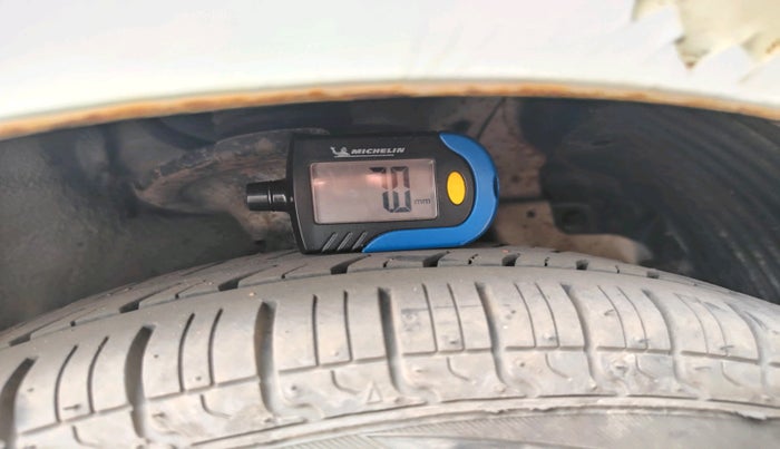 2013 Hyundai Eon ERA +, CNG, Manual, 1,53,293 km, tyre