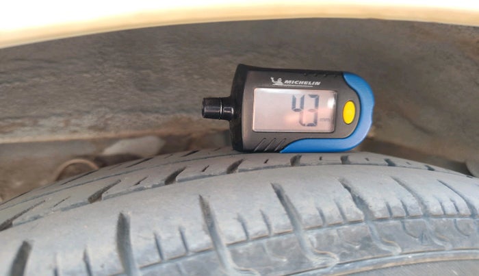 2013 Hyundai Eon ERA +, CNG, Manual, 1,53,293 km, tyre