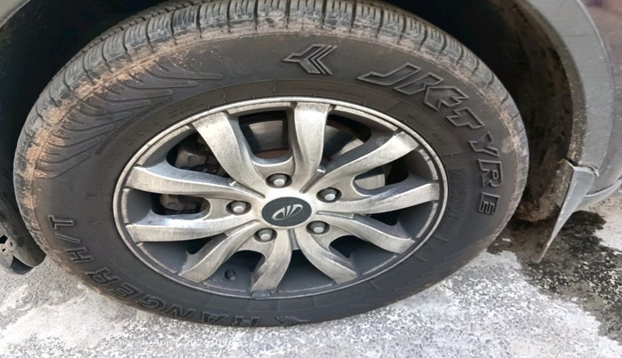 2017 Mahindra XUV500 W10 AT, Diesel, Automatic, 1,34,663 km, tyre