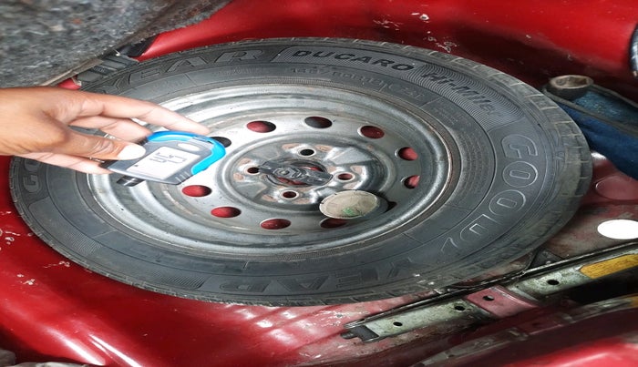 2011 Hyundai Eon D-LITE, Petrol, Manual, 1,43,284 km, tyre