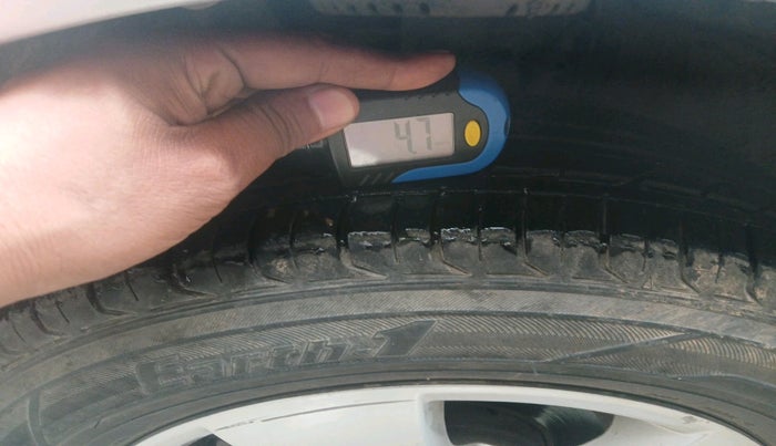 2012 Skoda Fabia ELEGANCE 1.6 MPI, Petrol, Manual, 1,11,276 km, tyre