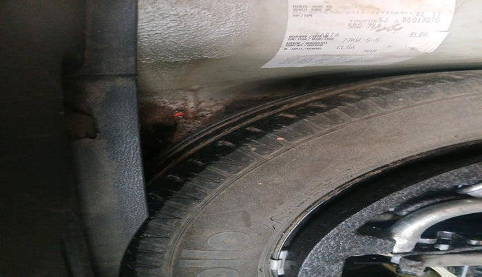 2012 Skoda Fabia ELEGANCE 1.6 MPI, Petrol, Manual, 1,11,276 km, tyre