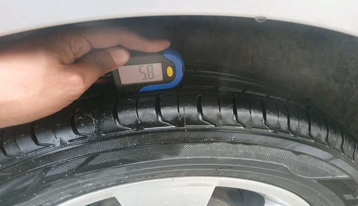 2012 Skoda Fabia ELEGANCE 1.6 MPI, Petrol, Manual, 1,11,276 km, tyre