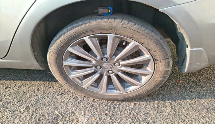 2019 Maruti Ciaz ALPHA  AT 1.5 SHVS PETROL, Petrol, Automatic, 49,377 km, tyre