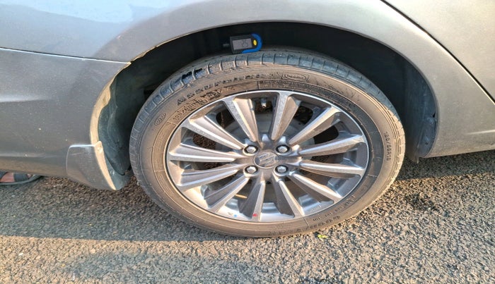 2019 Maruti Ciaz ALPHA  AT 1.5 SHVS PETROL, Petrol, Automatic, 49,377 km, tyre