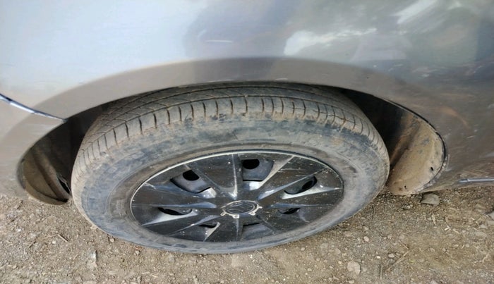 2011 Maruti SX4 VXI, CNG, Manual, 1,07,065 km, tyre