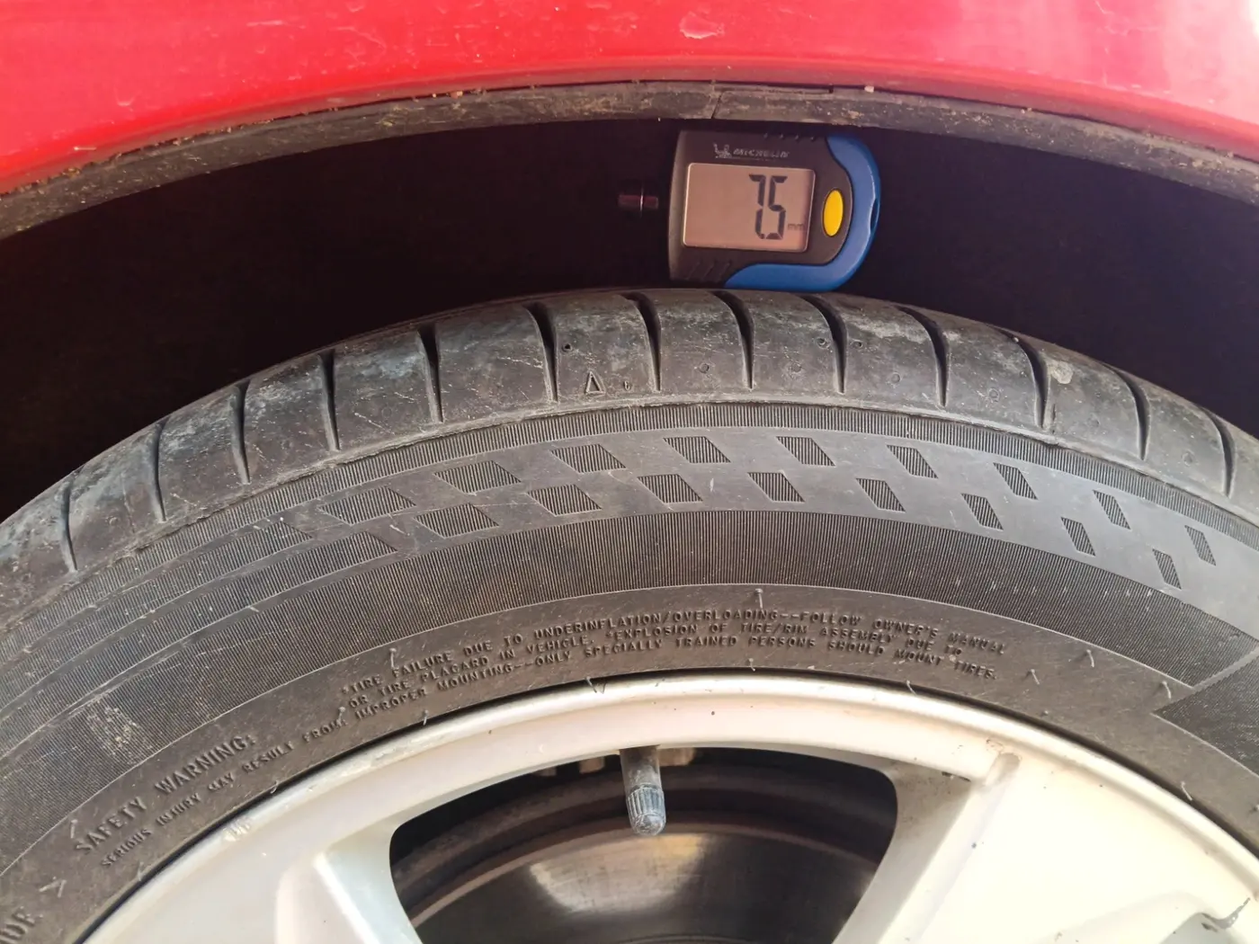 2013 Volvo S60 SUMMUM D5, Diesel, Automatic, 1,06,027 km, tyre