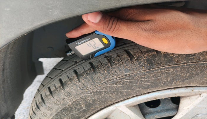 2020 Renault Kwid RXT 1.0 AMT (O), Petrol, Automatic, 35,601 km, tyre