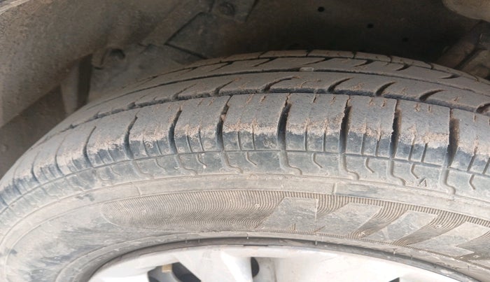 2015 Maruti Swift LXI (O), Petrol, Manual, 78,963 km, tyre