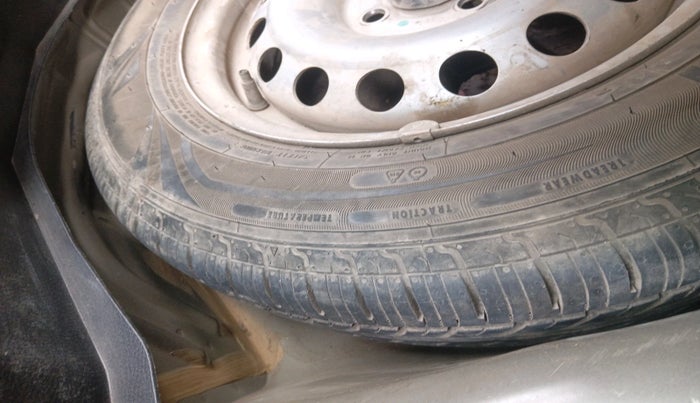 2015 Maruti Swift LXI (O), Petrol, Manual, 78,963 km, tyre