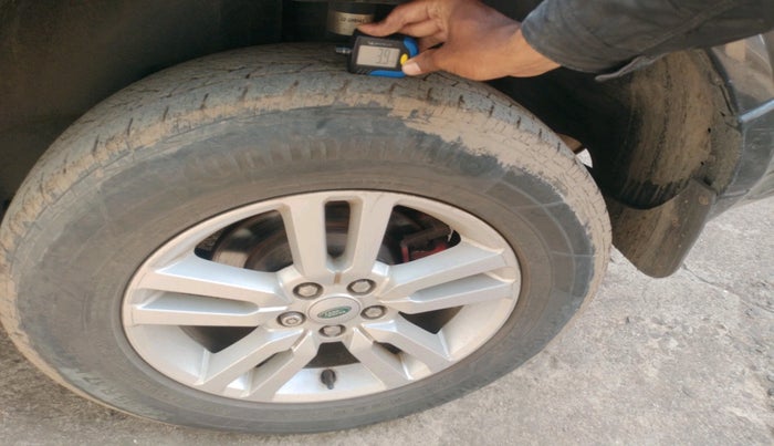 2013 Landrover Freelander 2 SD4 HSE, Diesel, Automatic, 1,76,703 km, tyre