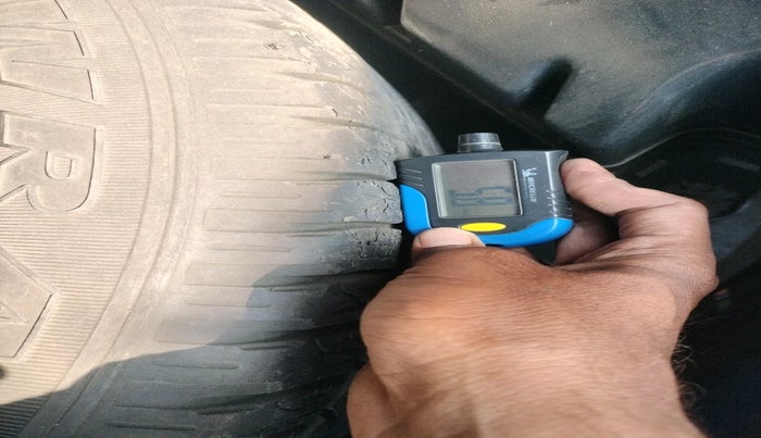 2013 Landrover Freelander 2 SD4 HSE, Diesel, Automatic, 1,76,703 km, tyre