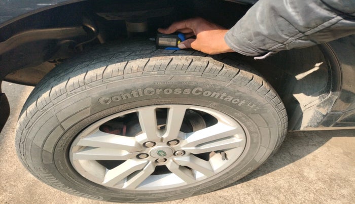 2013 Landrover Freelander 2 SD4 HSE, Diesel, Automatic, 1,76,703 km, tyre