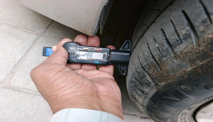 2013 Maruti Swift Dzire ZXI, Petrol, Manual, 1,36,783 km, tyre