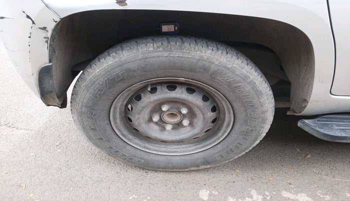 2016 Mahindra TUV300 T6, Diesel, Manual, 1,19,811 km, tyre