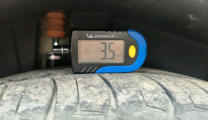 2012 Maruti Ertiga ZDI, Diesel, Manual, 2,04,212 km, tyre