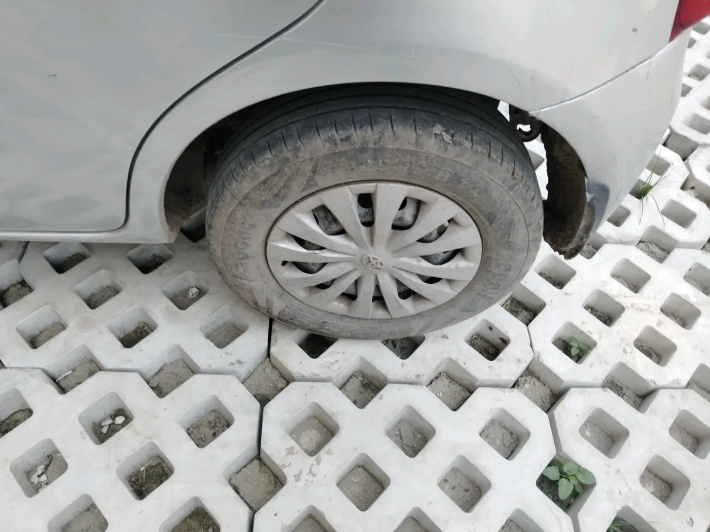 2015 Toyota Etios Liva G, Petrol, Manual, 99,742 km, tyre