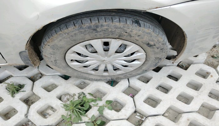 2015 Toyota Etios Liva G, Petrol, Manual, 99,742 km, tyre