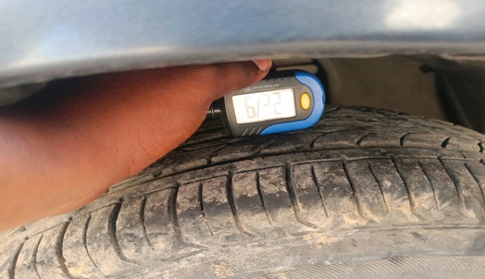 2005 Toyota Innova 2.5 G3, Diesel, Manual, 2,89,497 km, tyre