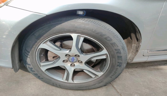 2014 Volvo XC 60 D5 SUMMUM, Diesel, Automatic, 2,72,521 km, tyre