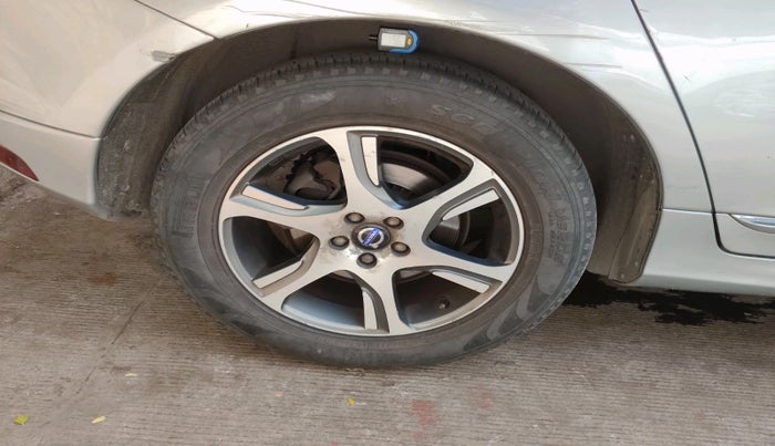 2014 Volvo XC 60 D5 SUMMUM, Diesel, Automatic, 2,72,521 km, tyre