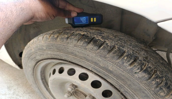 2016 Hyundai Xcent BASE 1.2, CNG, Manual, 4,16,439 km, tyre