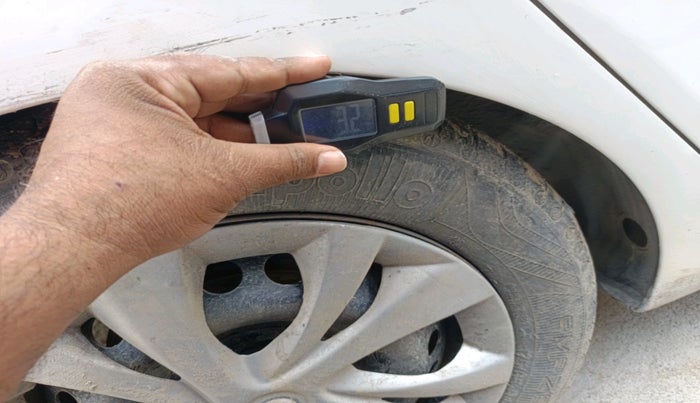 2016 Hyundai Xcent BASE 1.2, CNG, Manual, 4,16,439 km, tyre