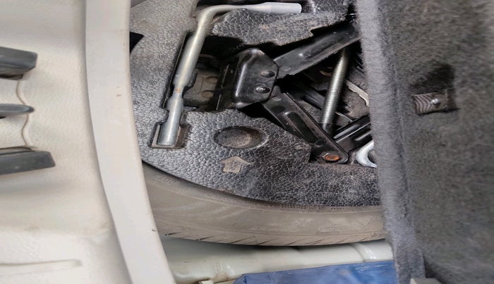 2021 Mahindra XUV300 W8 (O) 1.2 PETROL, Petrol, Manual, 1,24,967 km, tyre